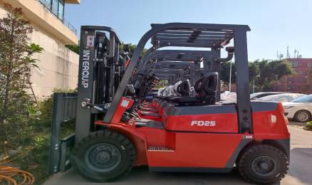 Interquip Forklift carregando e pronto para enviar para a África